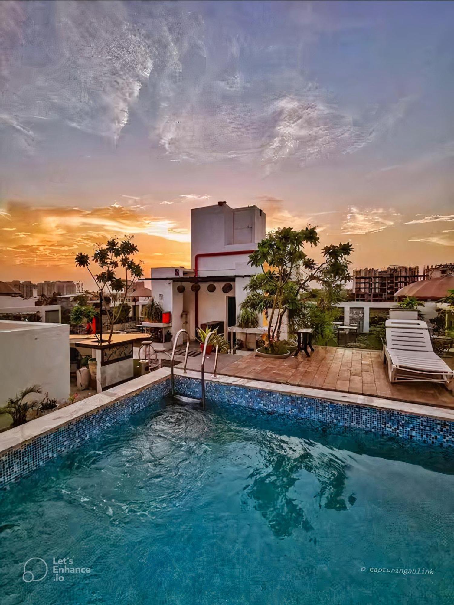 Hotel Sahibs Lighthouse - Swimming Pool Agra  Exteriör bild